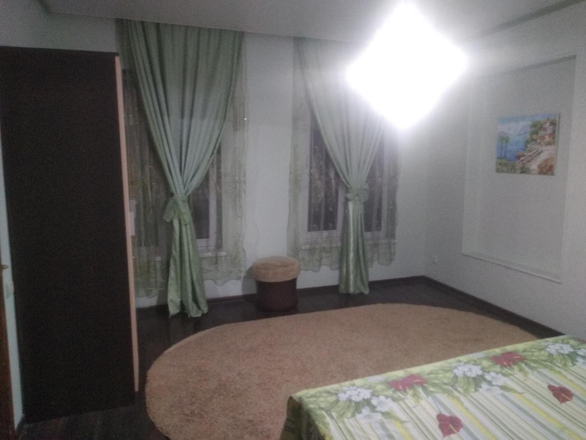 Apartment On Dzhonua Street ซุคุม ภายนอก รูปภาพ